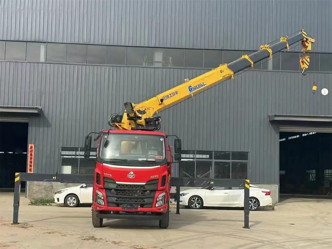 隨車吊的多功能配備與應(yīng)用優(yōu)勢(shì)